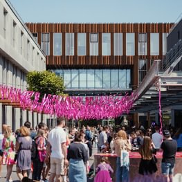 Išskirtinis padavėjų maratonas: Vilniaus šaltibarščių festivalyje bėgs su rožine sriuba rankose