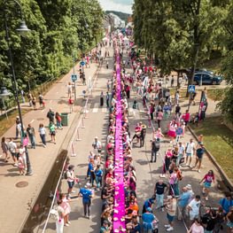 Vilniaus šaltibarščių festivalyje pasiekti net du unikalūs rekordai: prie ilgiausio rožinės sriubos stalo susėdo 1 200 svečių