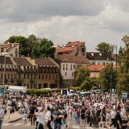 Vilniaus šaltibarščių festivalis: dalyvius subūrė rekordinio ilgio stalas, čiuožykla ir gausybė pramogų