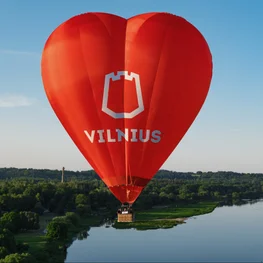 Kilkite oro balionu virš Vilniaus senamiesčio